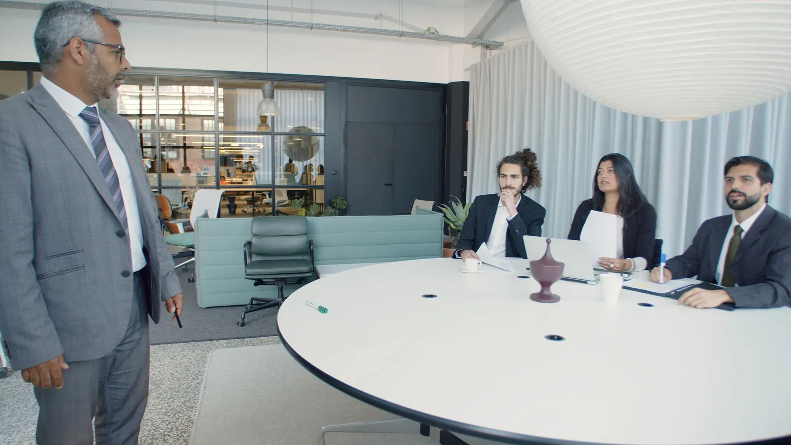 Reunión de trabajo revisando los servicios digitales de un cliente