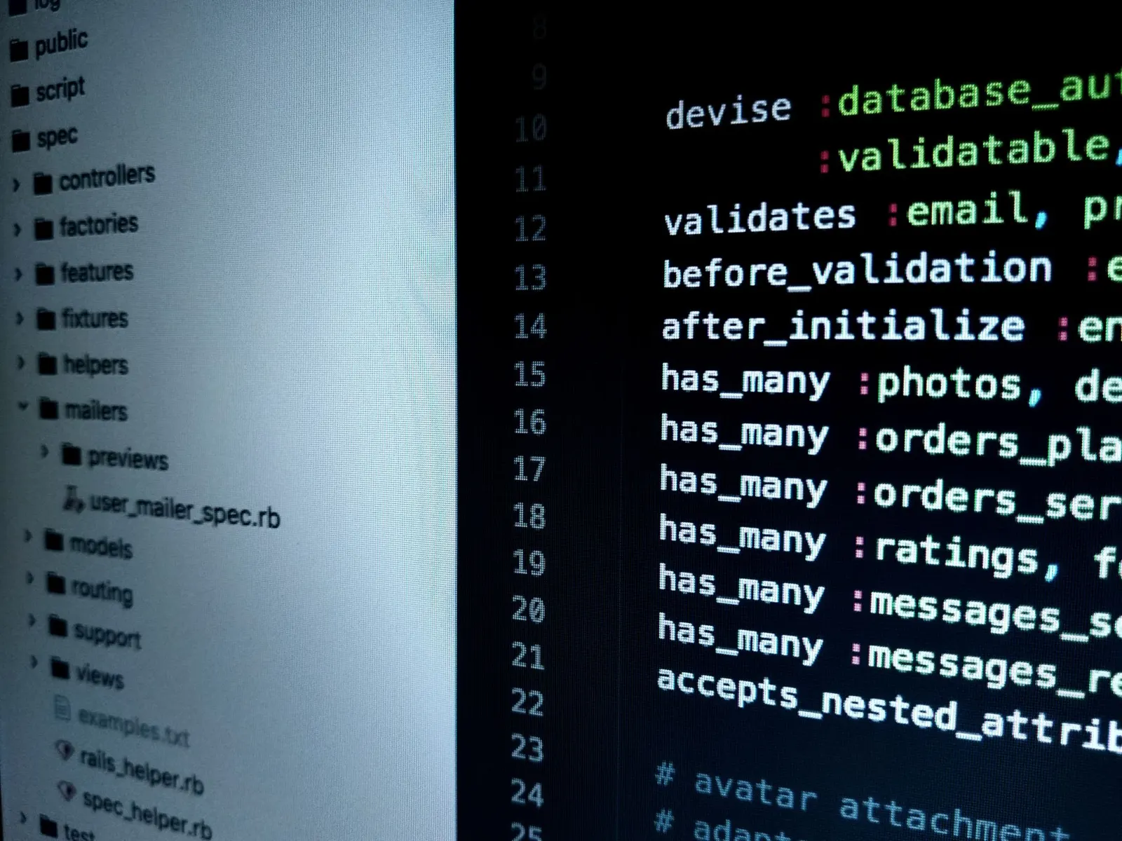Código de una página web desarrollada a medida en pantalla