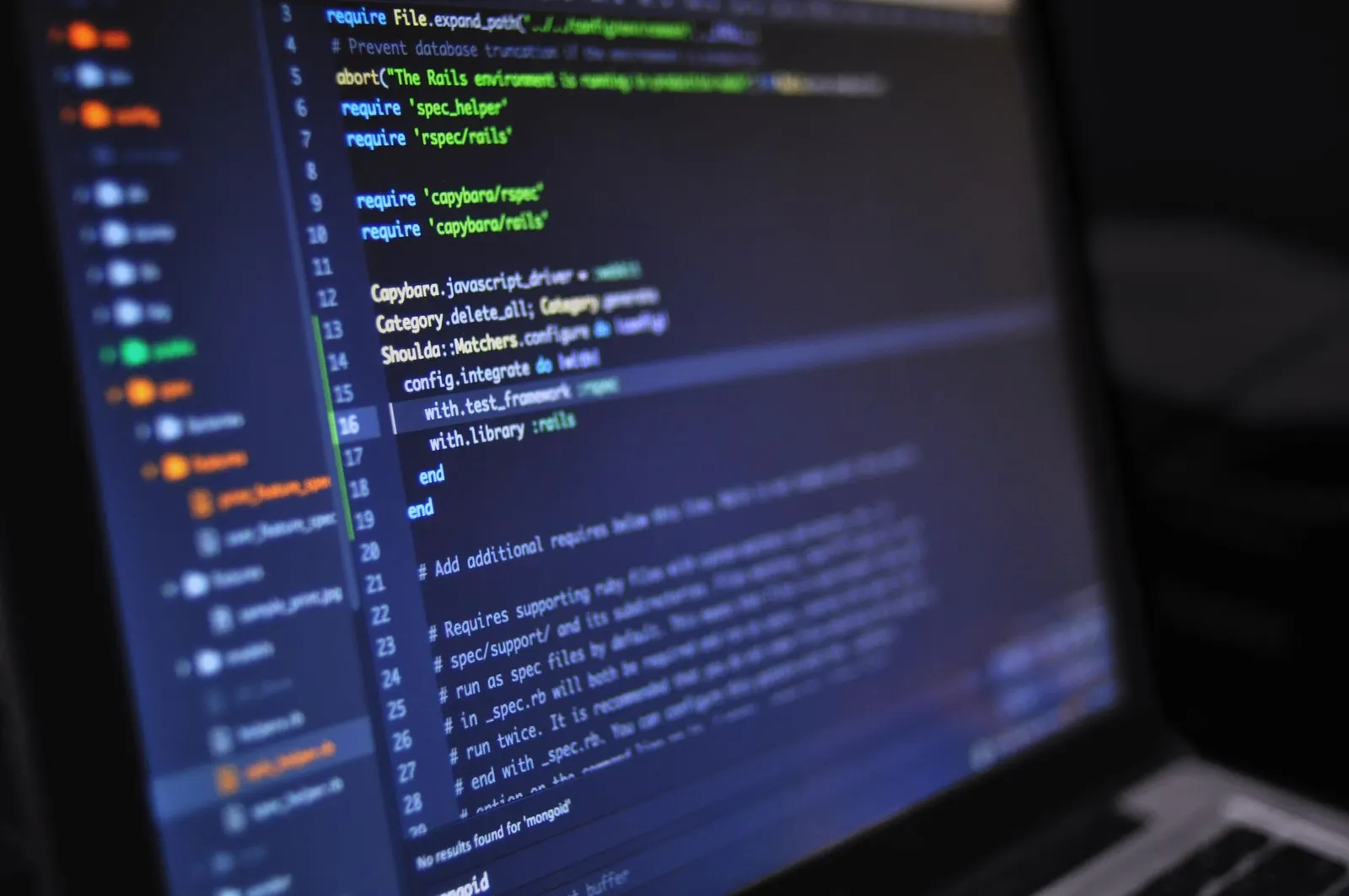 Código de una página web en desarrollo sobre pantalla oscura