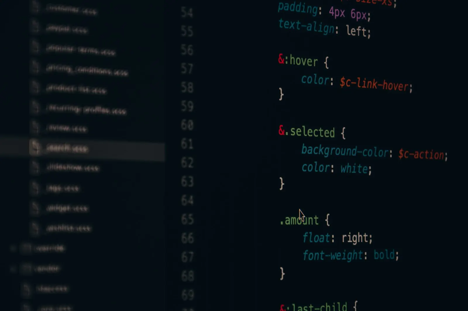 Código CSS y HTML en pantalla durante el desarrollo de una web