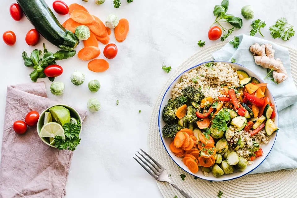 Cuenco de verduras de temporada