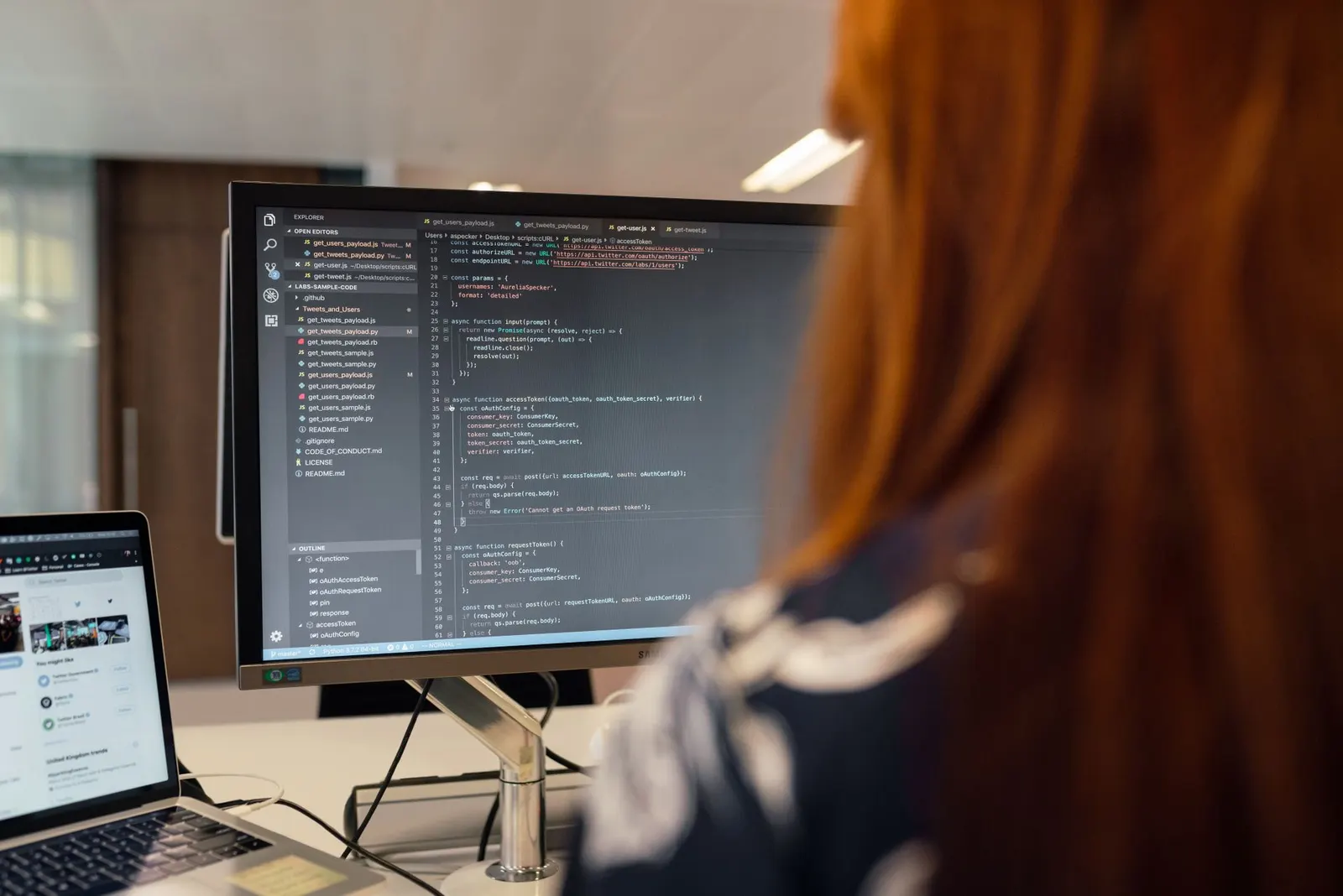 Desarrolladora trabajando en el código de un proyecto web a medida