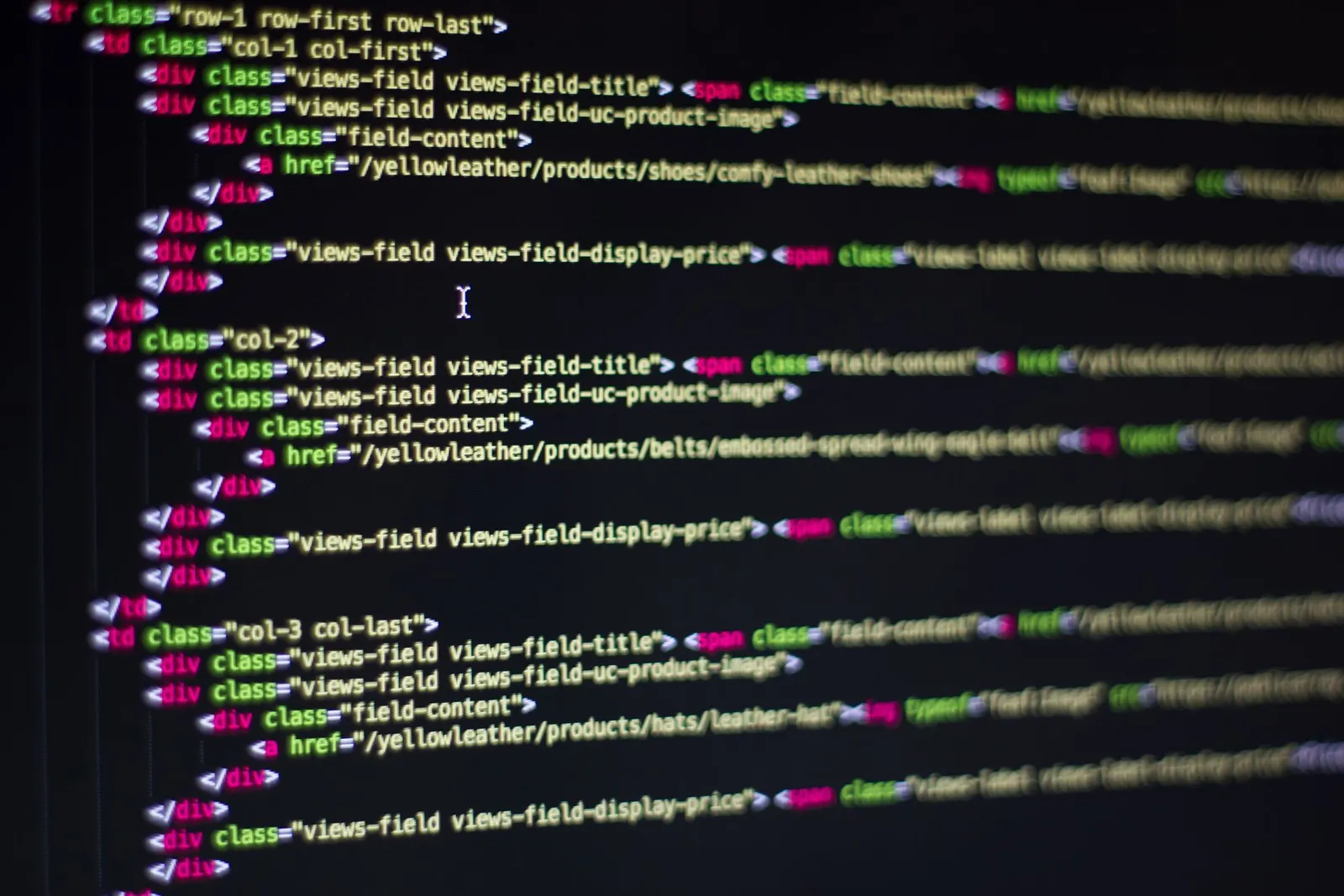 Pantalla con el código de una web corporativa desarrollada en WordPress