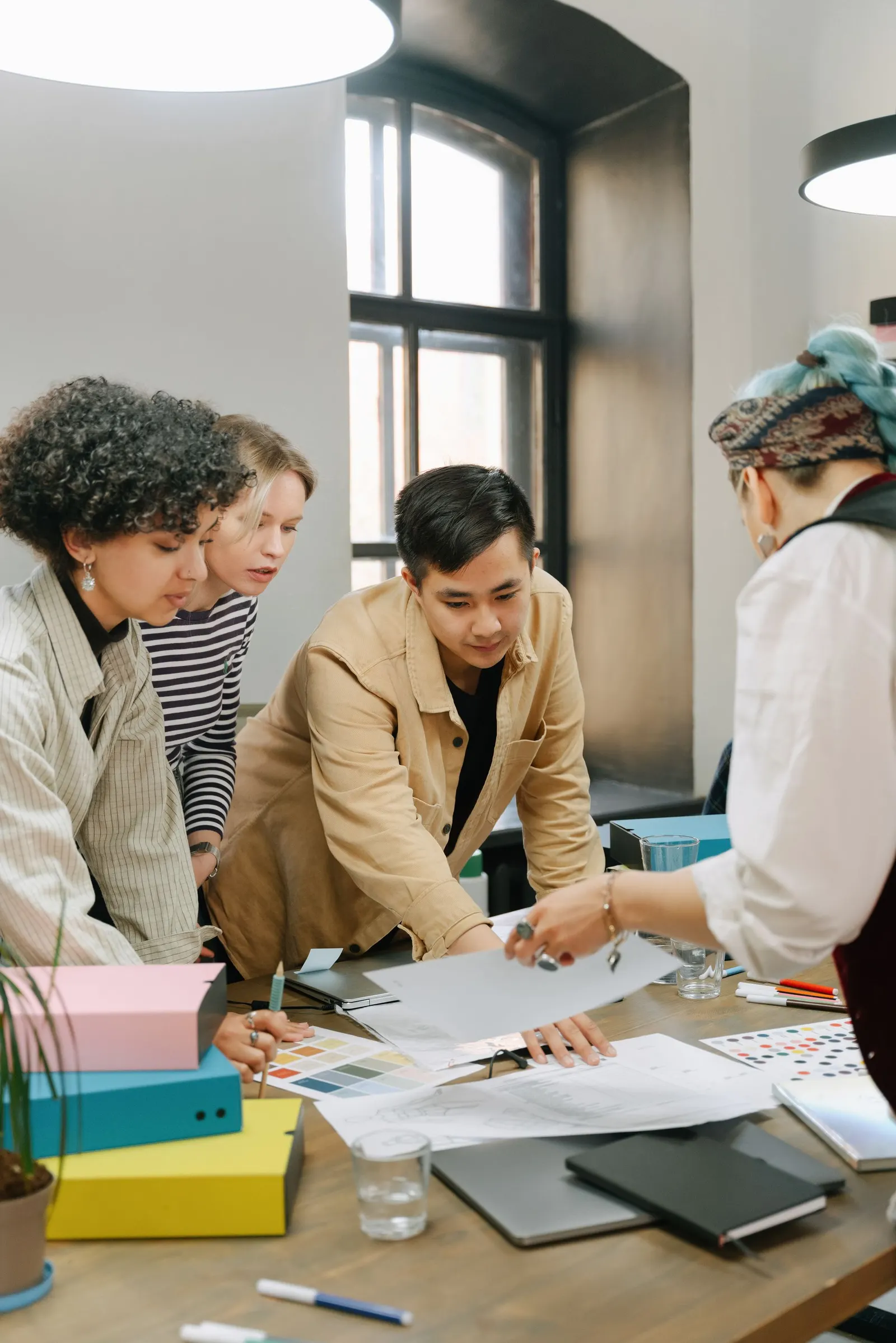 Equipo reunido revisando qué procesos de la empresa se pueden automatizar
