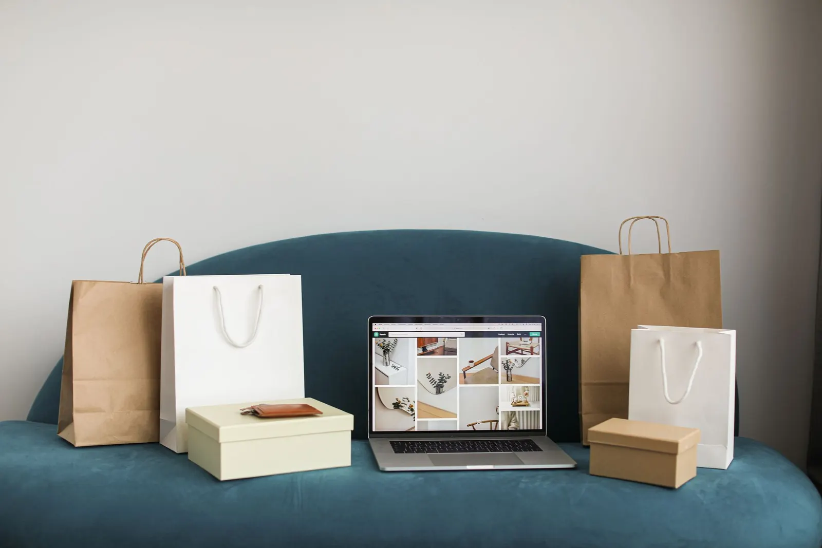 Pedidos de una tienda PrestaShop junto a cajas preparadas para envío