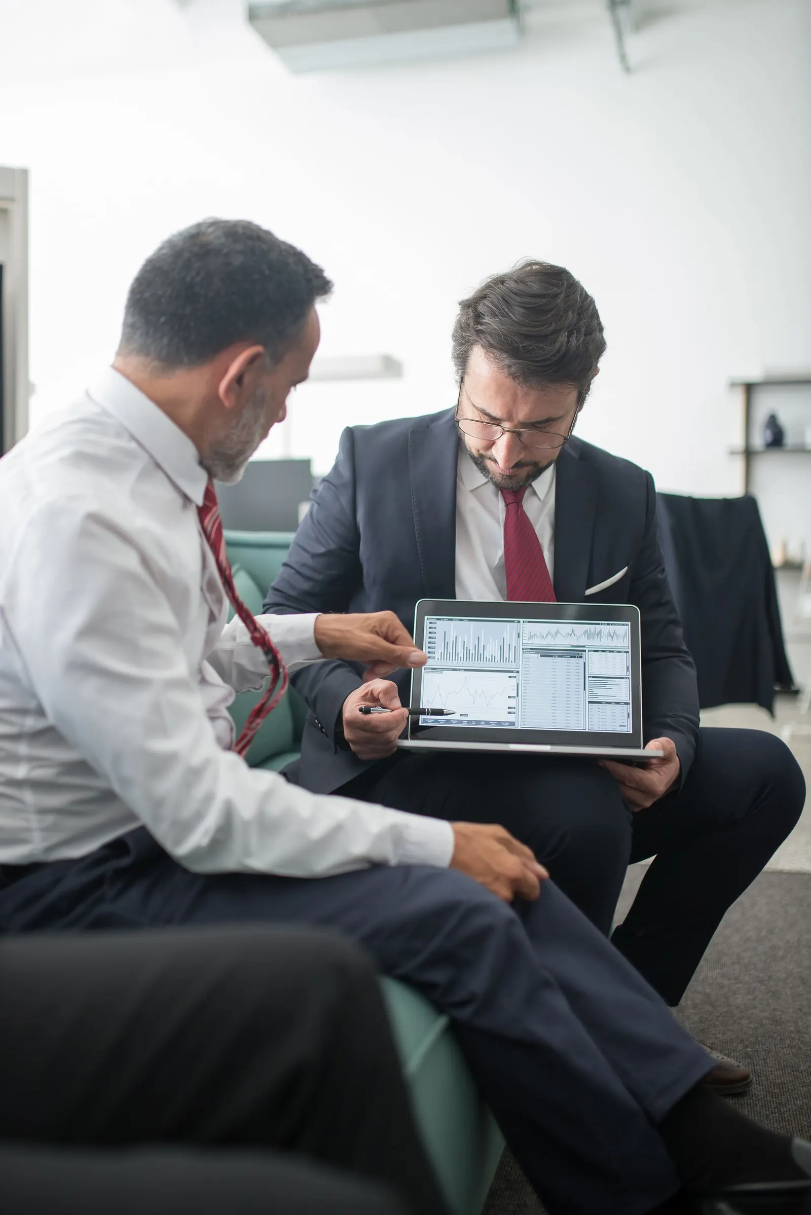 Dos personas revisando documentación de una ayuda a la digitalización