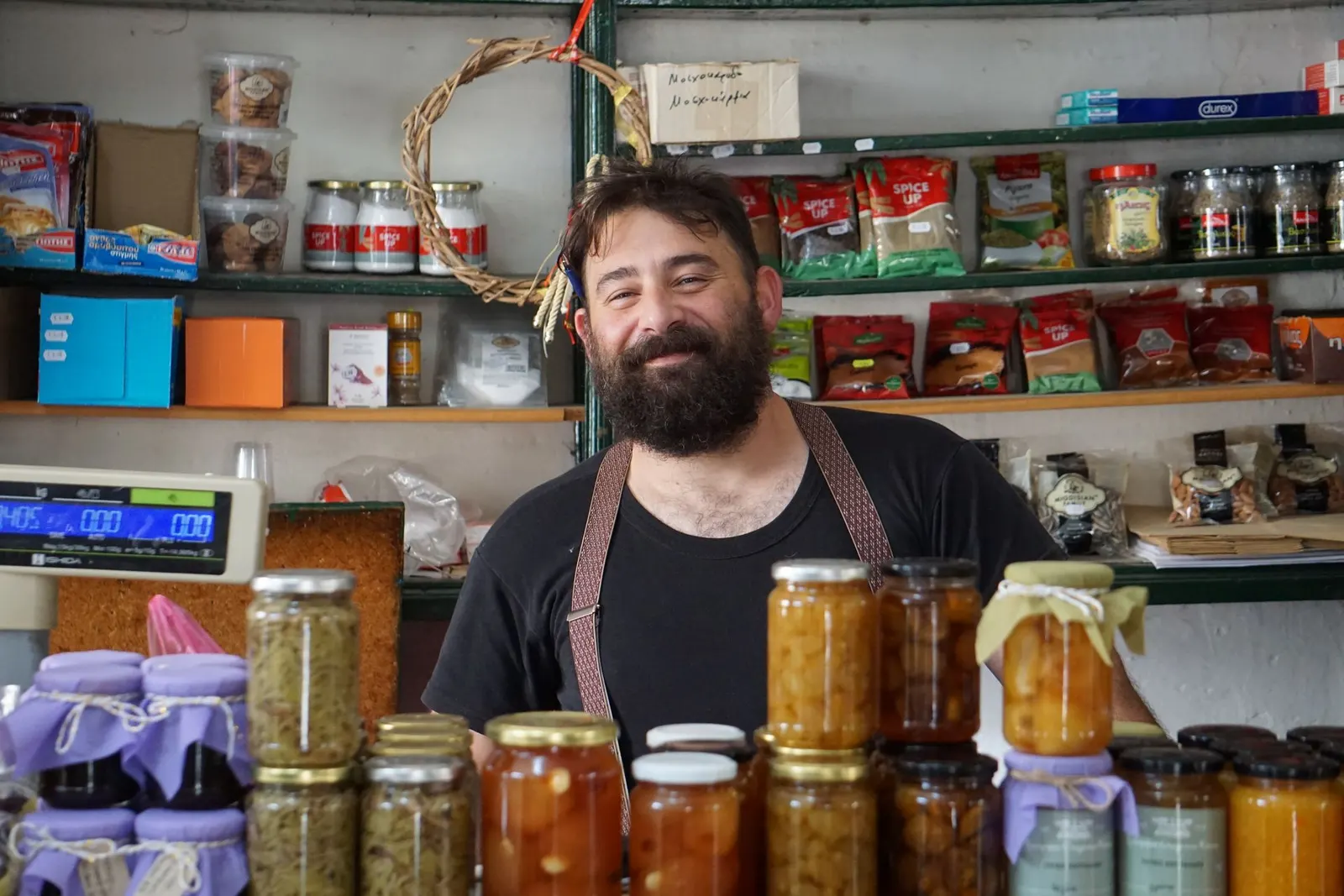 Comerciante de Ciudad Real atendiendo su negocio