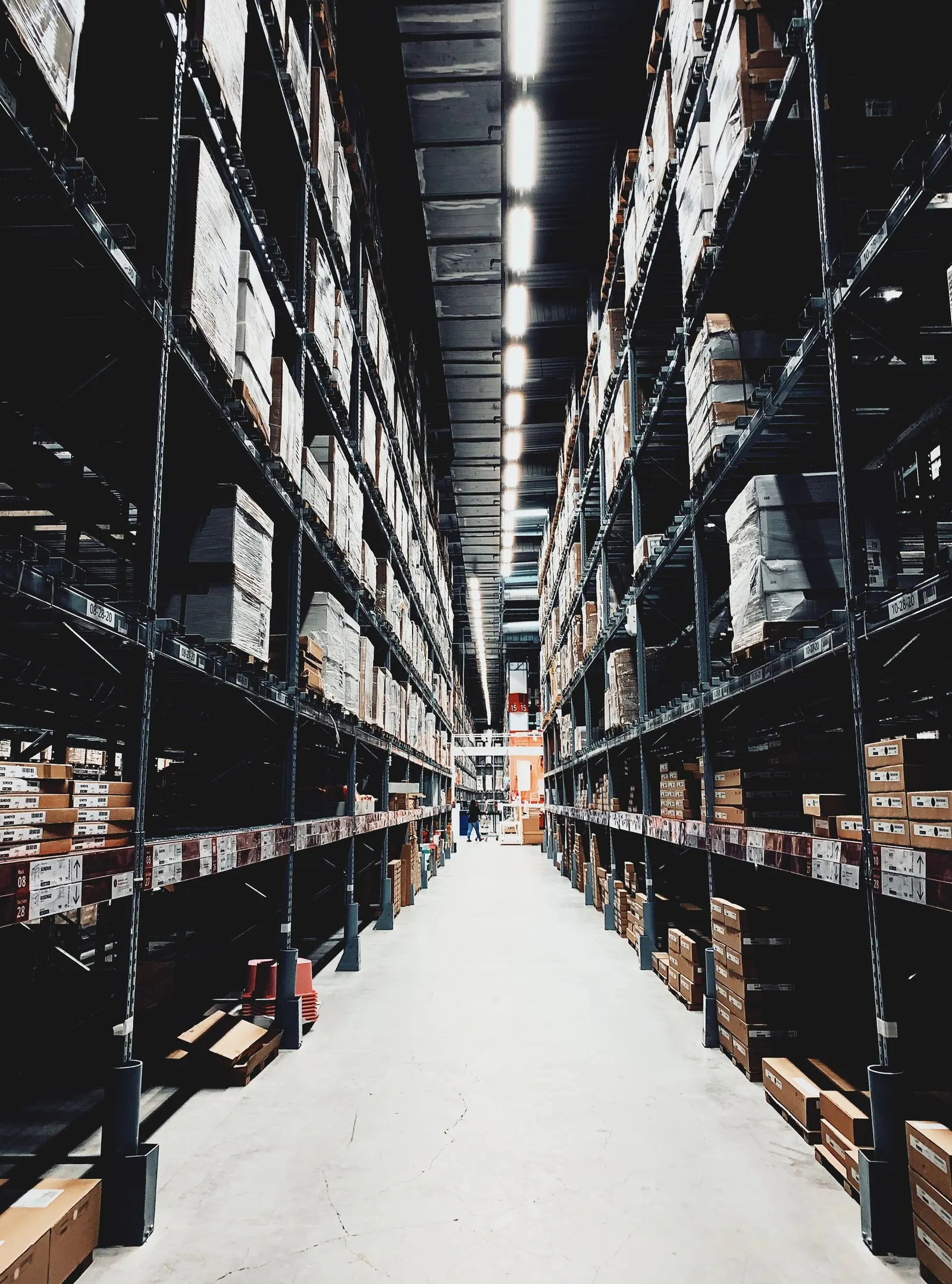 Almacén con producto organizado en estanterías para control de inventario sincronizado
